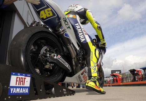 Valentino Rossi udbyggede sit forspring i MotoGP VM, da han kørte sin Fiat Yamaha ind på 2.pladsen i Englands Grand Prix på Donington Park.